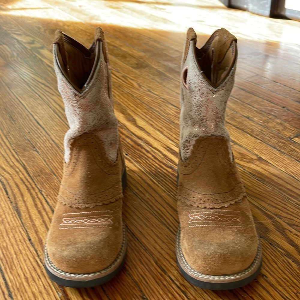 Girls Ariat boots.  Very good condition.  Very cute.